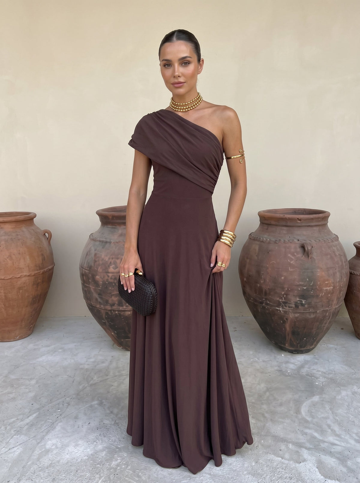 VICTORIA | SCHULTERFREIES MAXIKLEID MIT FALTENWURF