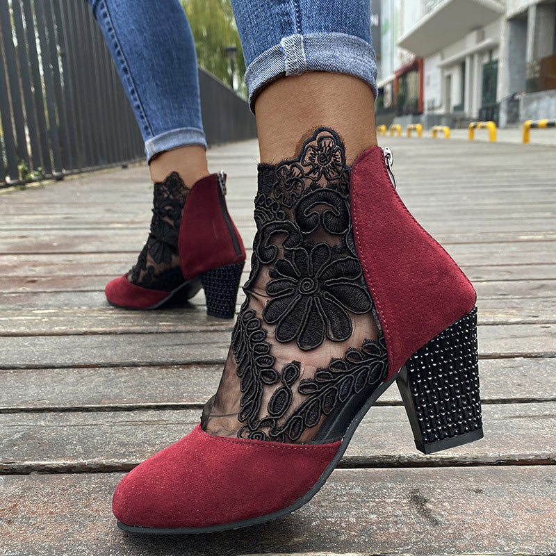 MARILYN | KNÖCHELSTIEFEL MIT BLOCKABSATZ UND SPITZENSTICKEREI