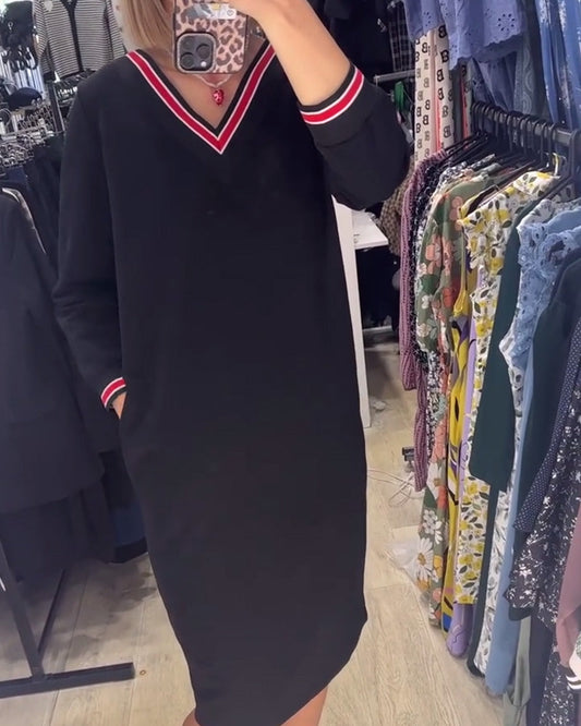 WANDA | SPORTIVES V-NECK-KLEID MIT STREIFENBESATZ UND TASCHEN
