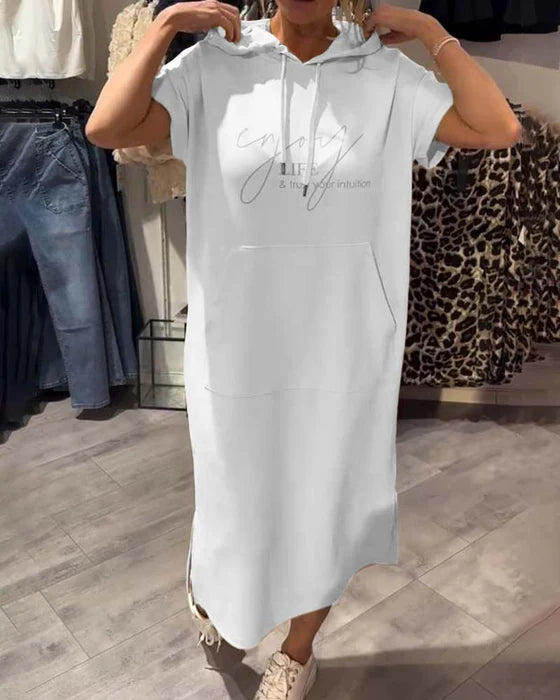 BEVERLEY | LÄSSIGES KURZARM-MIDIKLEID MIT KAPUZE UND TASCHE