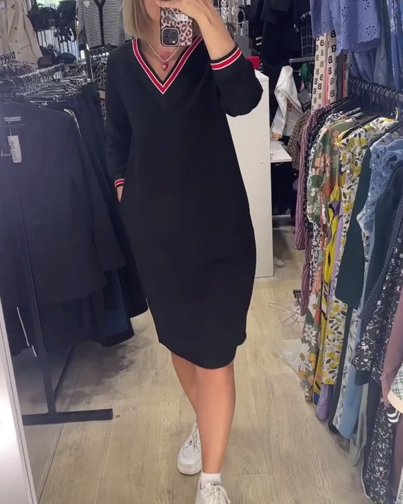 WANDA | SPORTIVES V-NECK-KLEID MIT STREIFENBESATZ UND TASCHEN
