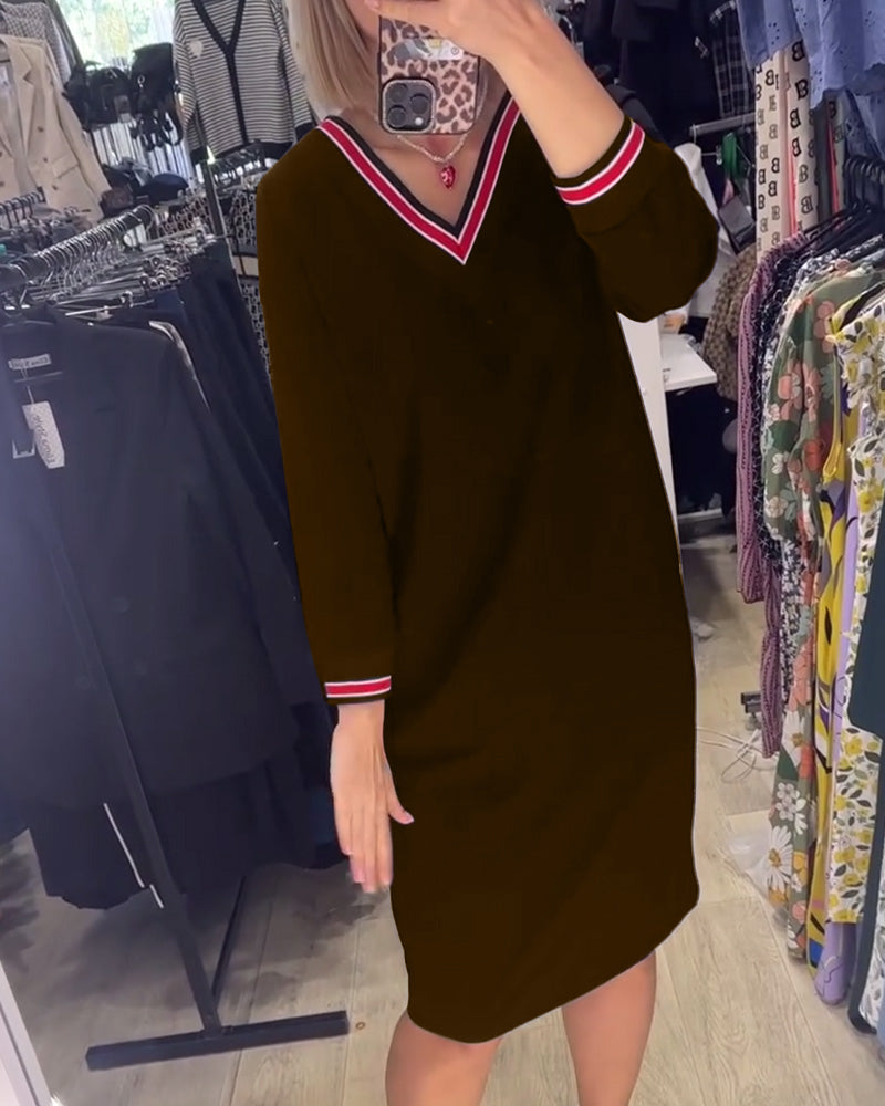 WANDA | SPORTIVES V-NECK-KLEID MIT STREIFENBESATZ UND TASCHEN