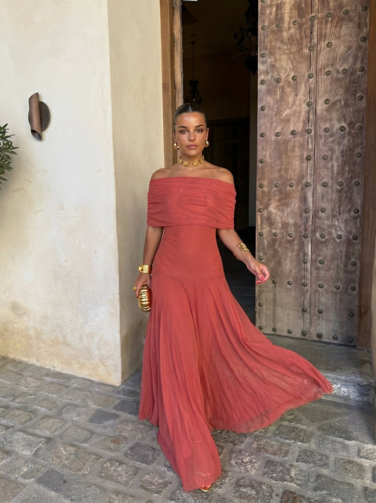 VICTORIA | SCHULTERFREIES MAXIKLEID MIT FALTENWURF