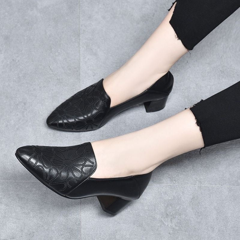 GWEND OLINA | PUMPS AUS VEGANEM LEDER MIT STICKEREI