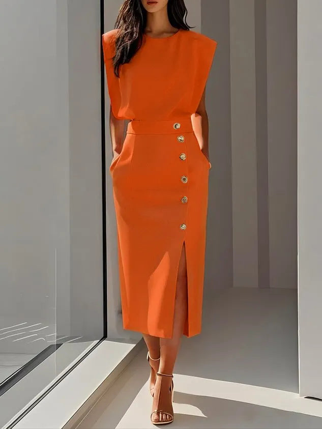 GENEVIEVE | MIDI-KLEID MIT SCHULTERPOLSTERN, KNOPFDETAILS UND SCHLITZ