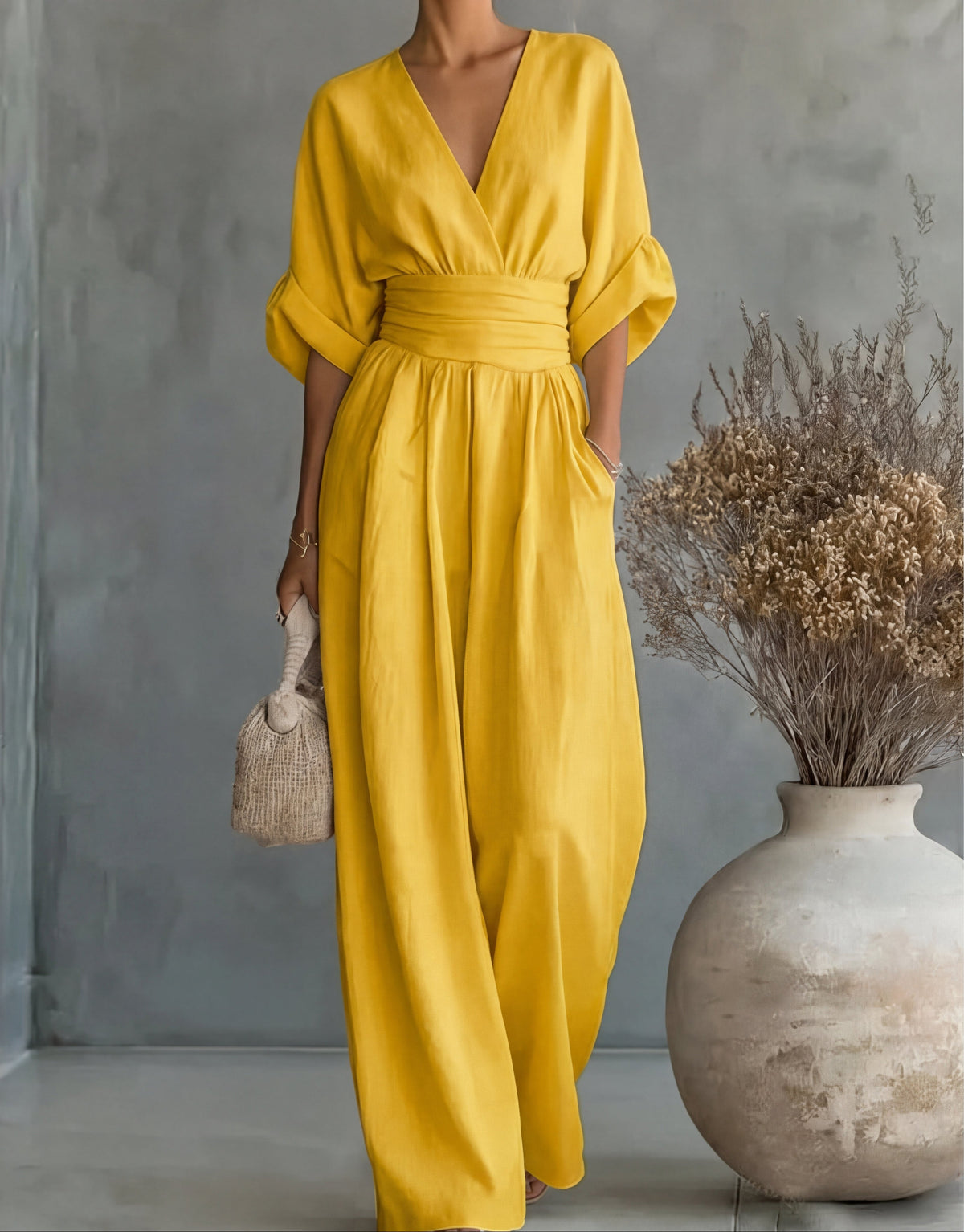 MONICA | ELEGANTES JUMPSUIT MIT V-AUSSCHNITT UND WEITEM BEIN