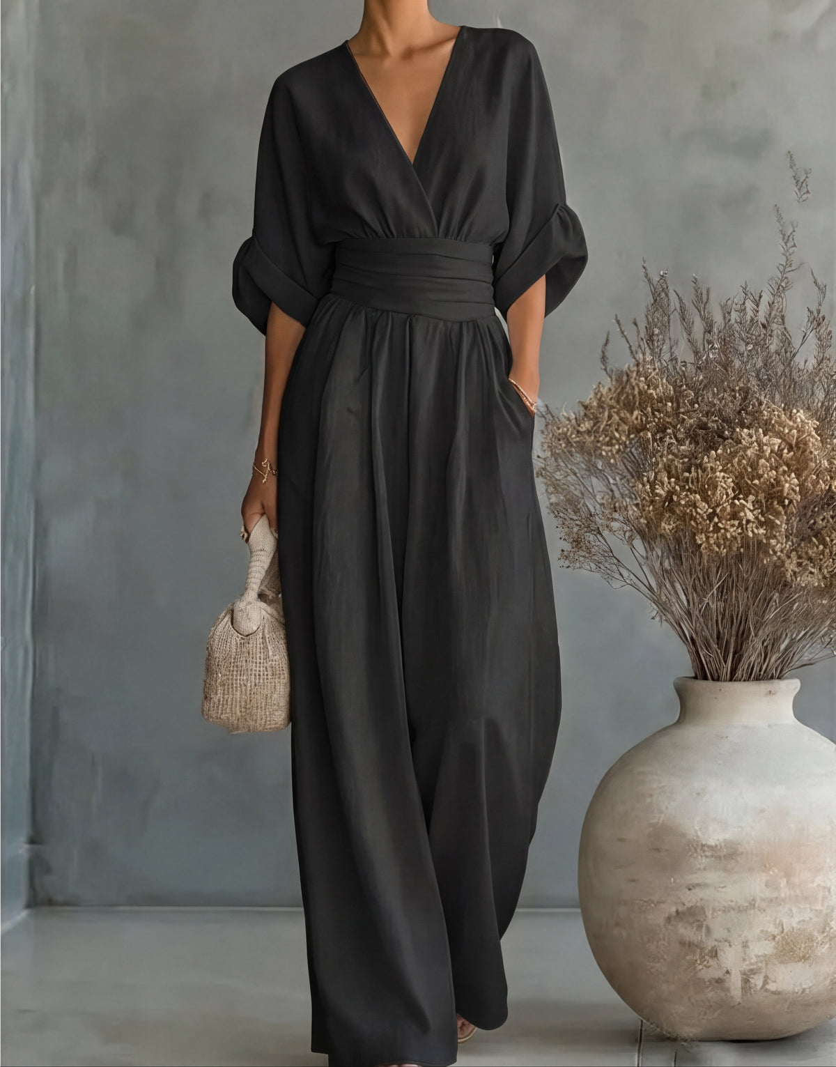 MONICA | ELEGANTES JUMPSUIT MIT V-AUSSCHNITT UND WEITEM BEIN