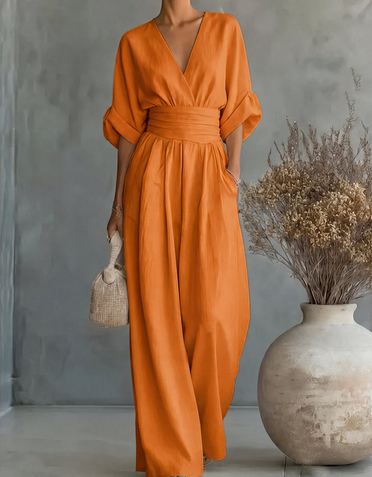 MONICA | ELEGANTES JUMPSUIT MIT V-AUSSCHNITT UND WEITEM BEIN