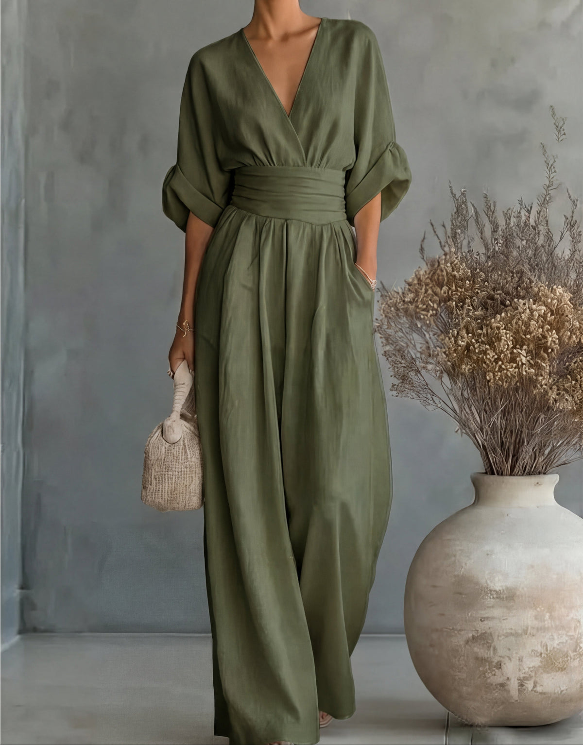 MONICA | ELEGANTES JUMPSUIT MIT V-AUSSCHNITT UND WEITEM BEIN