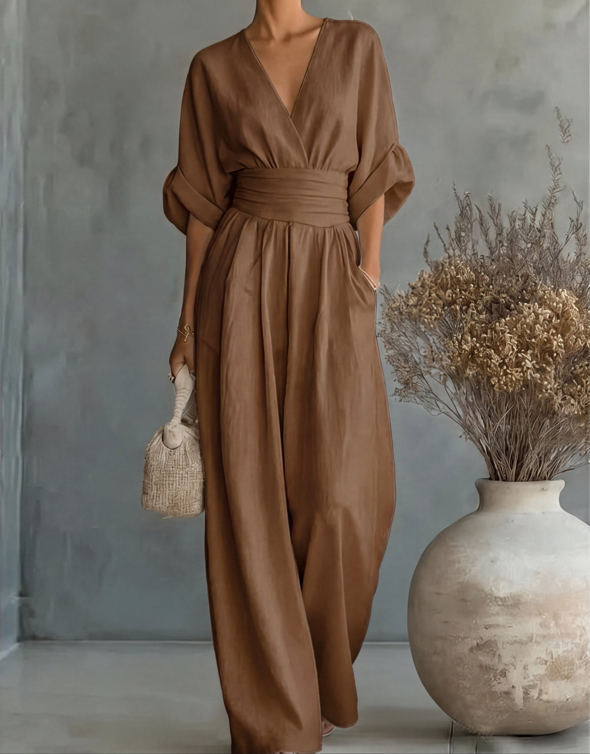 MONICA | ELEGANTES JUMPSUIT MIT V-AUSSCHNITT UND WEITEM BEIN