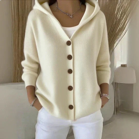 DARIENNE | GESTRICKTE KAPUZENSTRICKJACKE MIT KNÖPFEN