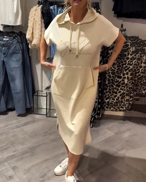 BEVERLEY | LÄSSIGES KURZARM-MIDIKLEID MIT KAPUZE UND TASCHE