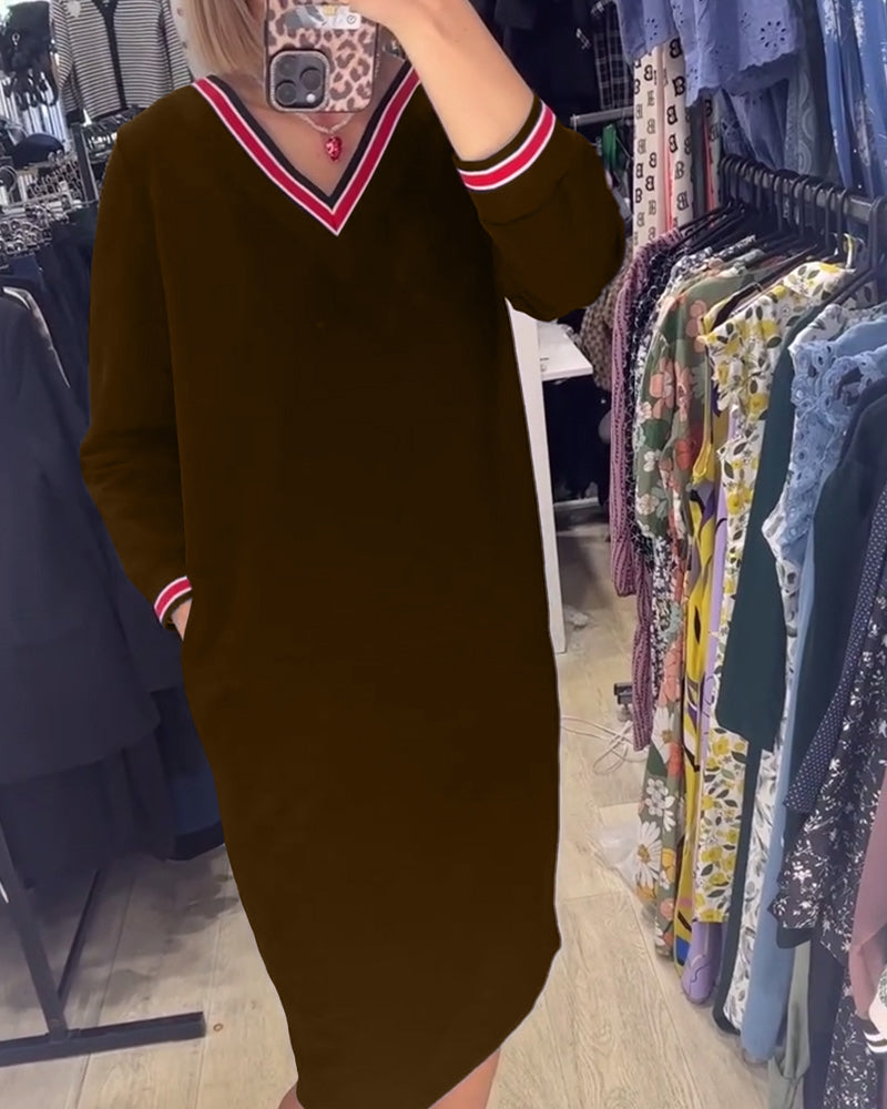 WANDA | SPORTIVES V-NECK-KLEID MIT STREIFENBESATZ UND TASCHEN