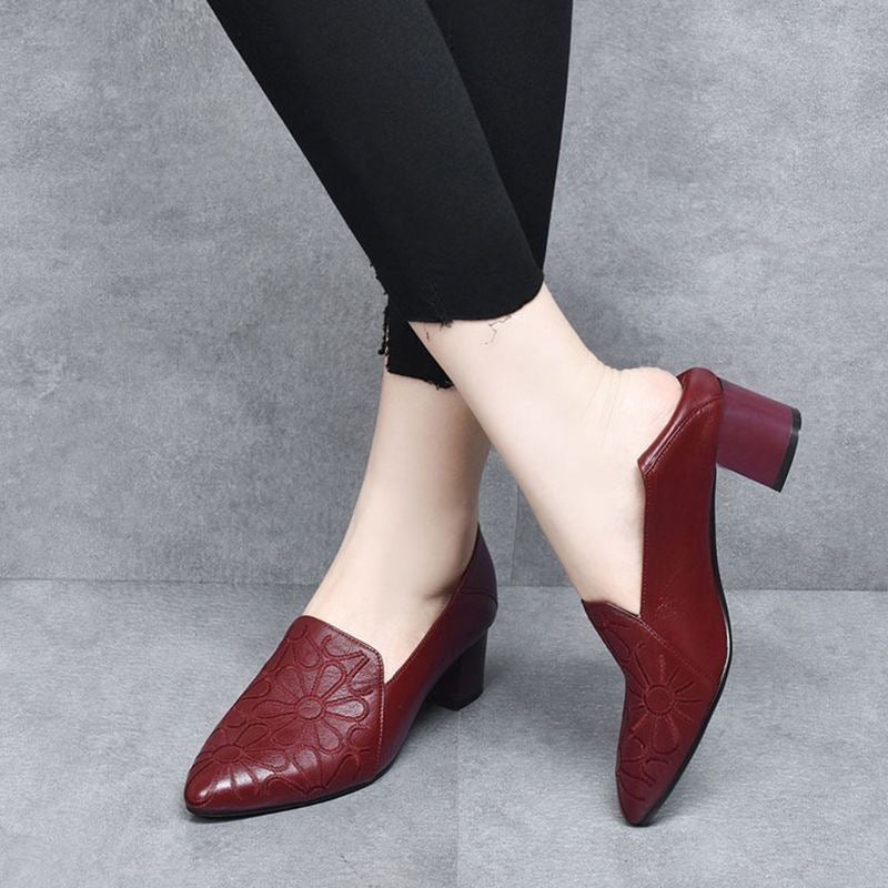 GWEND OLINA | PUMPS AUS VEGANEM LEDER MIT STICKEREI