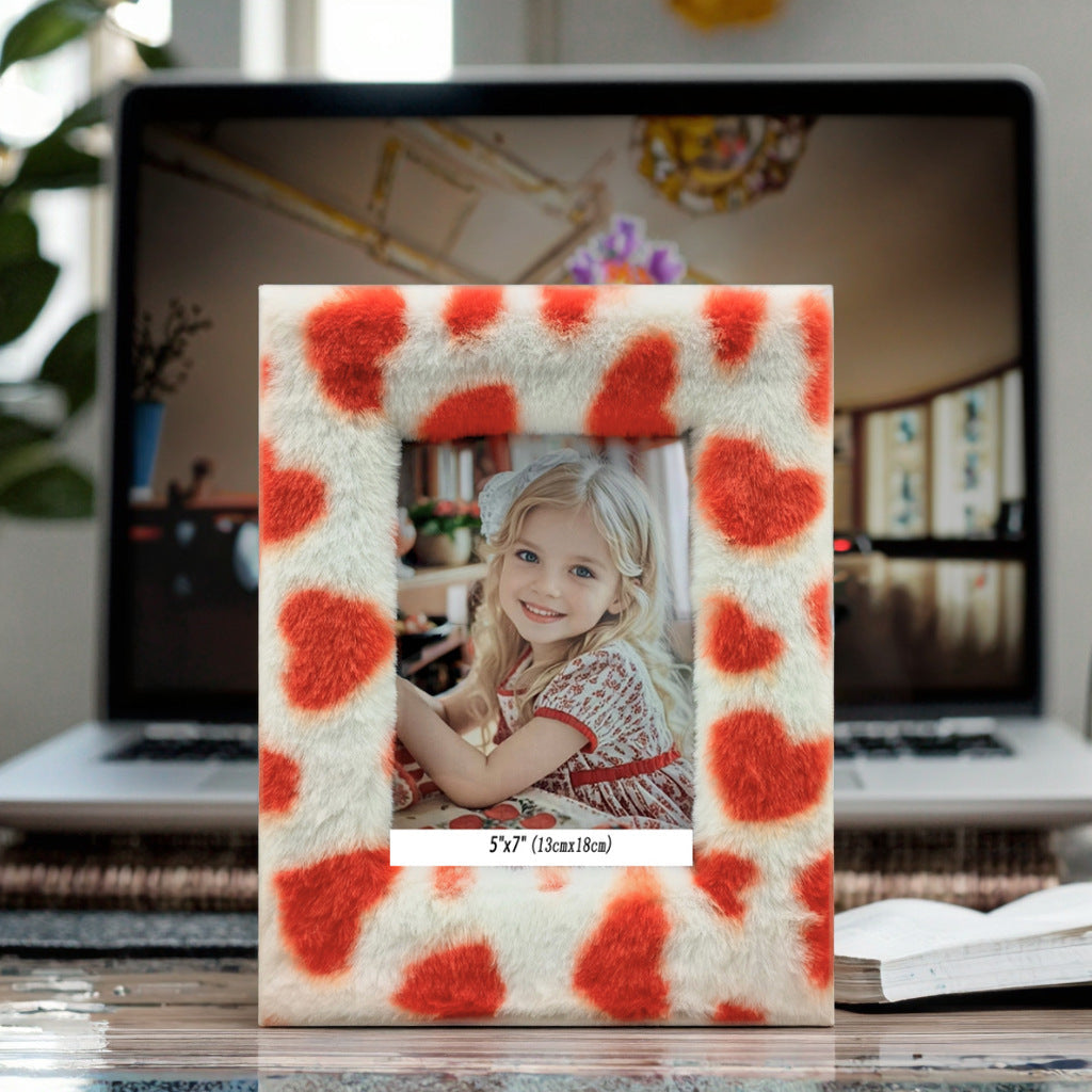 VALERIA | FOTORAHMEN AUS KUNSTFELL MIT HERZEN-MUSTER