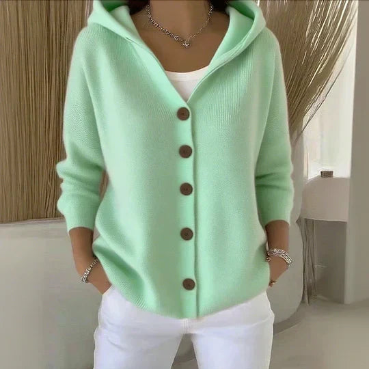 DARIENNE | GESTRICKTE KAPUZENSTRICKJACKE MIT KNÖPFEN