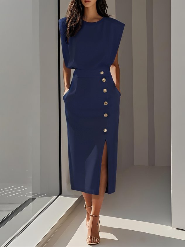 GENEVIEVE | MIDI-KLEID MIT SCHULTERPOLSTERN, KNOPFDETAILS UND SCHLITZ