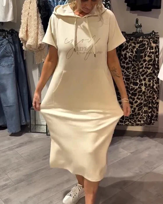 BEVERLEY | LÄSSIGES KURZARM-MIDIKLEID MIT KAPUZE UND TASCHE