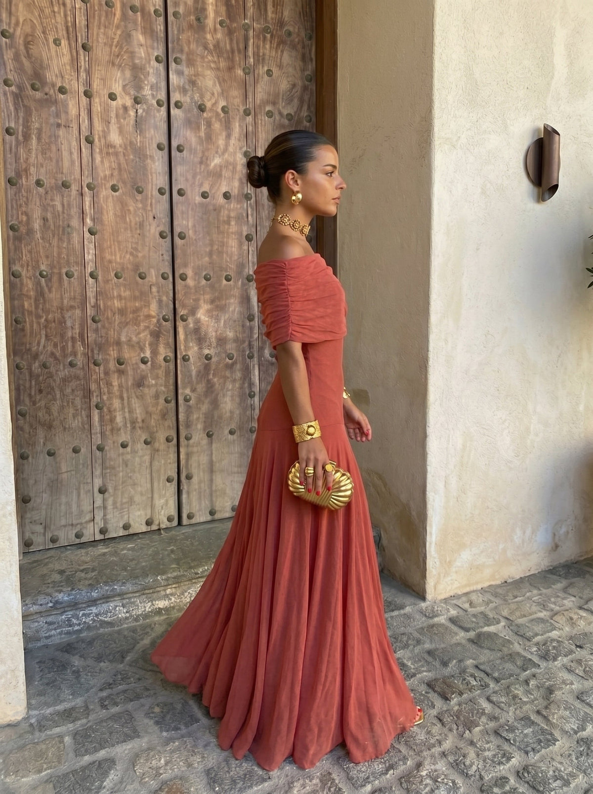 VICTORIA | SCHULTERFREIES MAXIKLEID MIT FALTENWURF