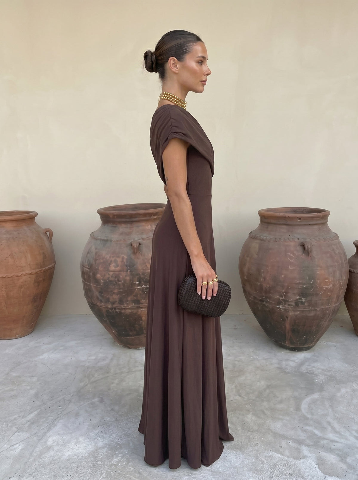 VICTORIA | SCHULTERFREIES MAXIKLEID MIT FALTENWURF