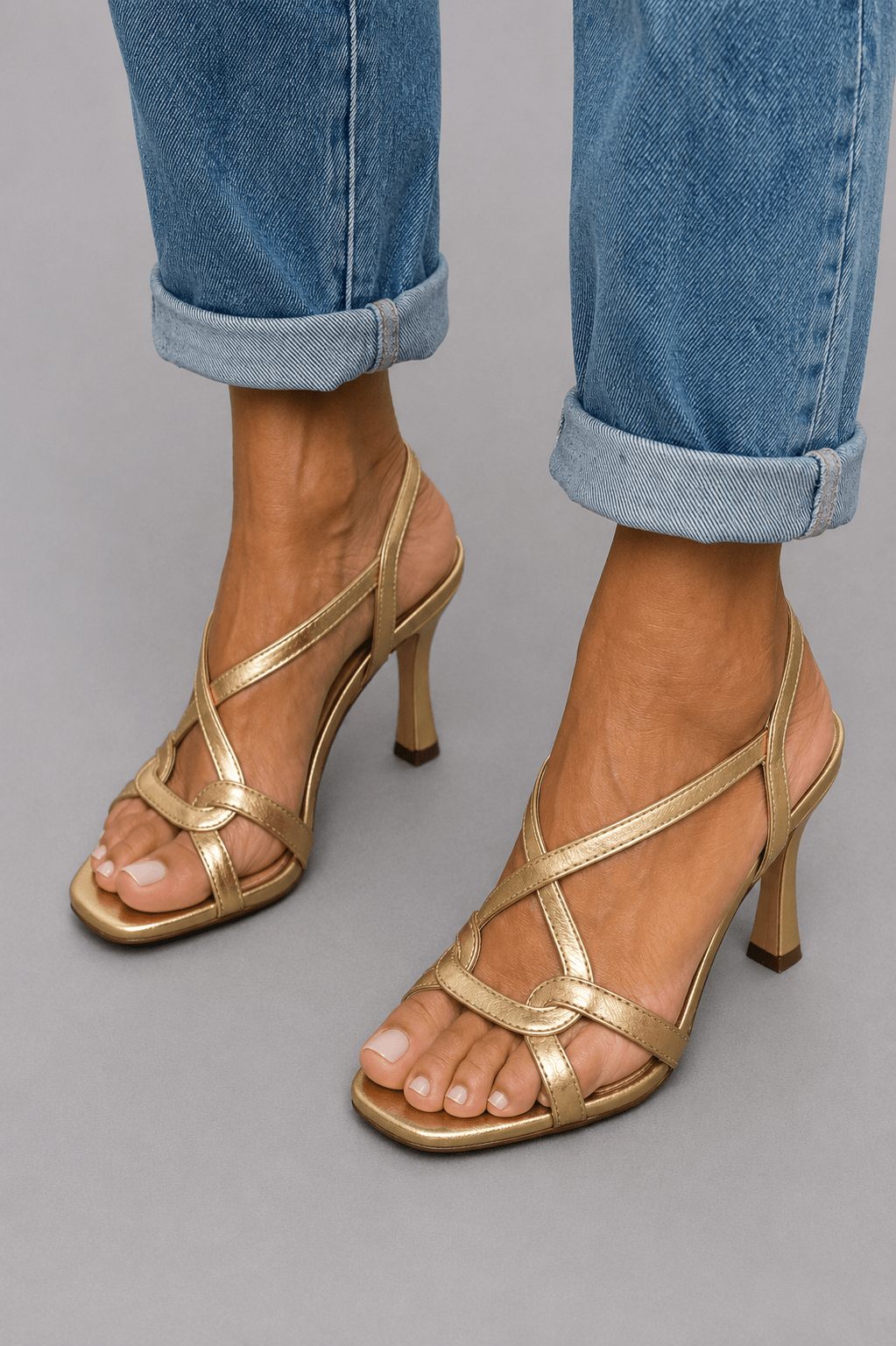 ELISABETH | GOLDENE SANDALEN: SOMMERLICHER CHARME