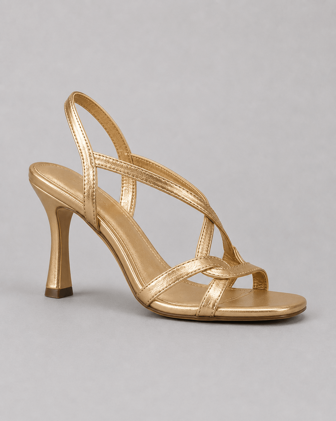 ELISABETH | GOLDENE SANDALEN: SOMMERLICHER CHARME