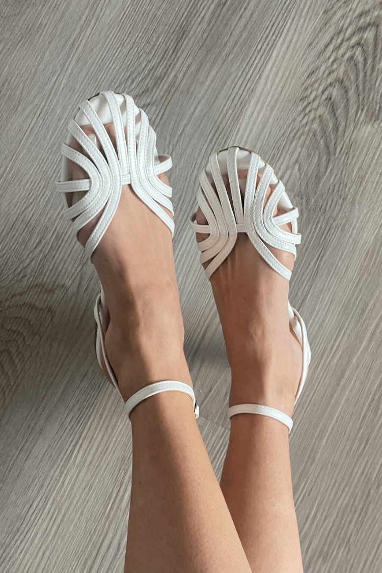 VICTORIA | GOLDENE SANDALEN MIT SCHMUCKSTEINDETAILS